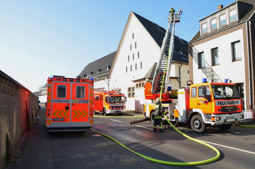 Feuer 3 Dachstuhlbrand Koeln Rath Heumar Gut Maarhausen Eilerstr P283.JPG